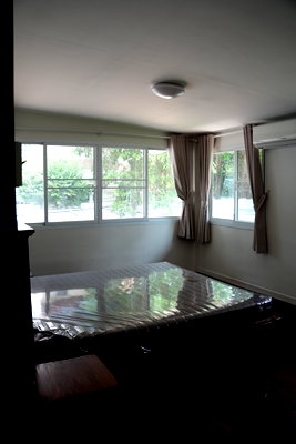 เช่าบ้านเดี่ยว วัน แบงค็อก   : For Rent Sukhumvit 22 -  3 ห้องนอน 3 ห้องน้ำ 1 ห้องว่าง พื้นที่นอกบ้านมีสวนขนาดใหญ่