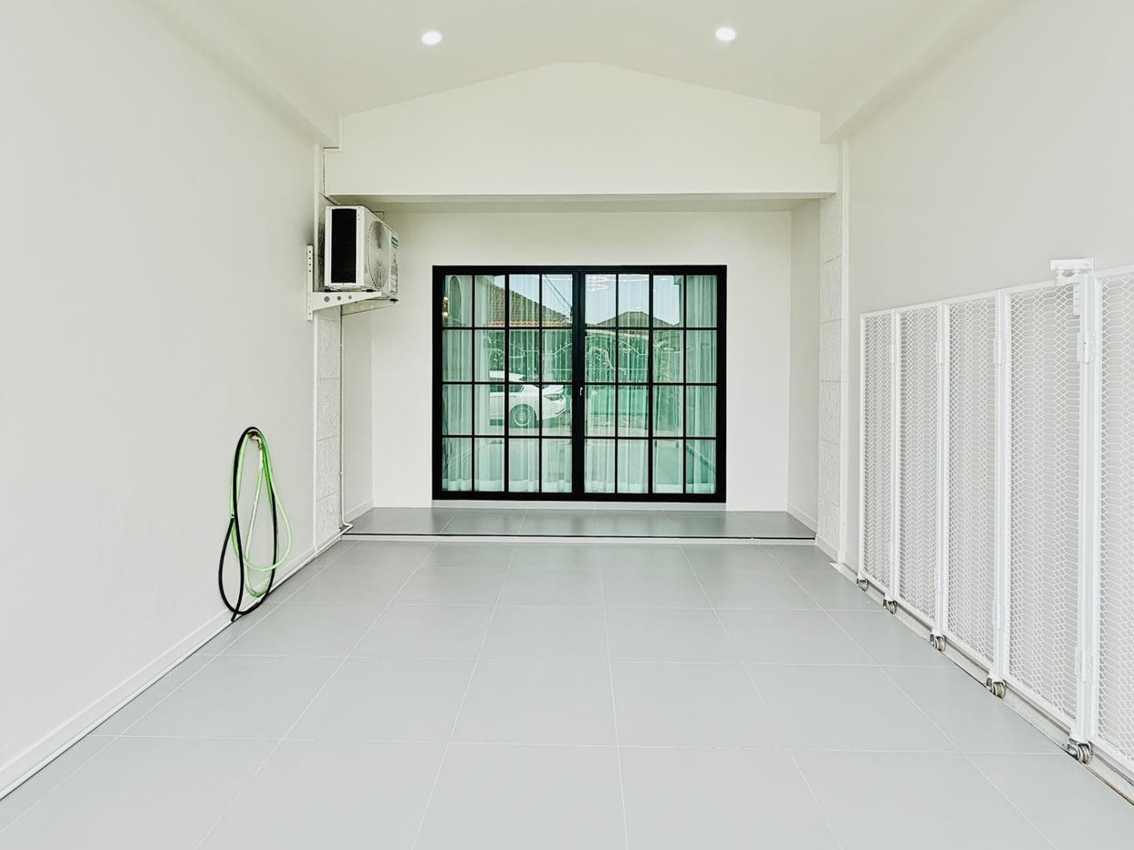picture Modern Classic Townhome for Sale Ready to Move In - 17/18