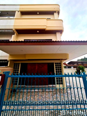 Townhouses for sale Bangkok : 4 Bedroom Townhouse for sale in Bang Phongphang, Bangkok  1870096