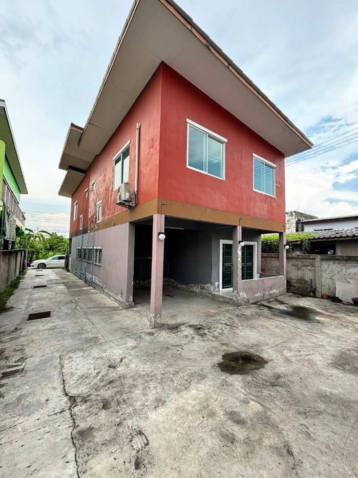 รูป #ให้เช่าบ้าน2ชั้น​ มี 3ห้องนอน​ 2 ห้องน้ำ ซ.เสรีไทย​83​  แยก5 เช่า 9,000บ/เดือน ตัวบ้านที่ว่างจะอยู่ด้านหลัง และต้องสลับที่จอดรถหลังอยู่ด้านหลังนะครับ - รูปที่ 15/15