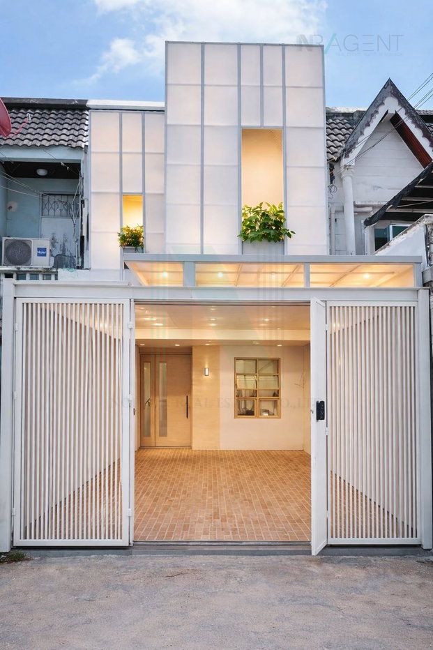 รูป ขายทาวน์เฮาส์ โครงการ บ้านอยู่เจริญ ลาดพร้าว 101 2 ชั้น 2 ห้องนอน 2 ห้องน้ำ - รูปที่ 1/8