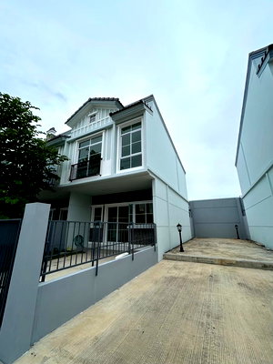 เช่าทาวน์โฮม นิคมบางปู : ให้เช่าทาวน์โฮม Villaggio 2 ศรีนครินทร์-บางนา หลังริม สไตล์มินิมอล ใกล้ Mega Bangna (Rt-01)