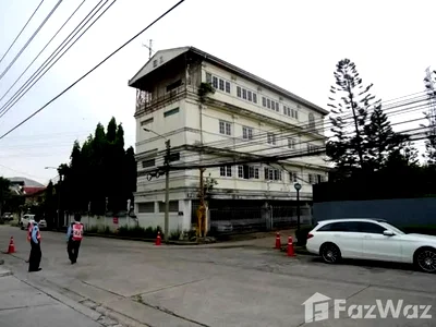 Houses for sale Bangkok : Urgent sale : Land with house and building in Ratchada-Rama9 6235581