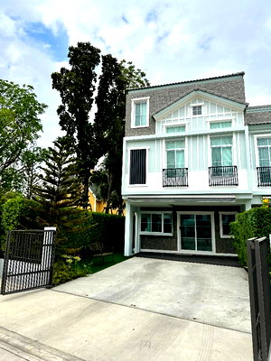 Townhouses for rent Bangkok : Show house for rent at Indy Bangna-Ramkhamhaeng 2, corner unit, 2.5 stories (with mezzanine).