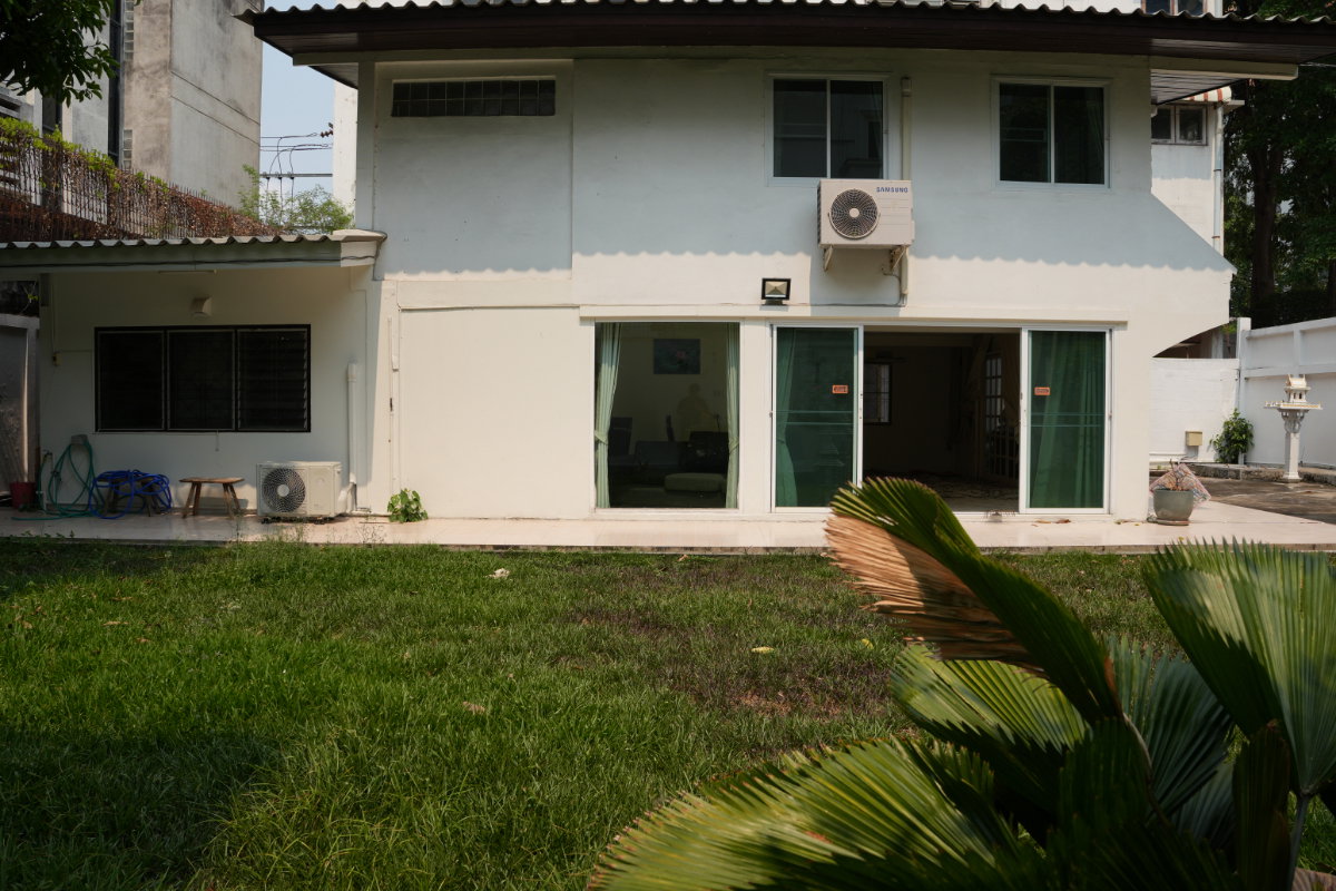 รูป For Rent Sukhumvit 22 -  3 ห้องนอน 3 ห้องน้ำ 1 ห้องว่าง พื้นที่นอกบ้านมีสวนขนาดใหญ่ - รูปที่ 9/11