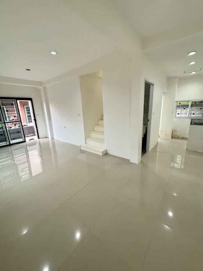 รูป #ให้เช่าบ้าน2ชั้น​ มี 3ห้องนอน​ 2 ห้องน้ำ ซ.เสรีไทย​83​  แยก5 เช่า 9,000บ/เดือน ตัวบ้านที่ว่างจะอยู่ด้านหลัง และต้องสลับที่จอดรถหลังอยู่ด้านหลังนะครับ - รูปที่ 2/15