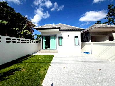 Houses for sale Si Racha Chonburi : Brand new, first-hand detached house near the large Lotus supermarket in Sriracha, Chonburi. Convenient transportation.