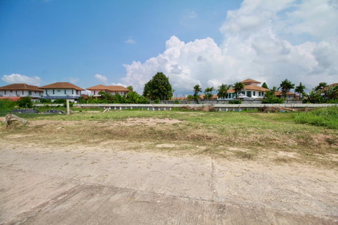 ขายที่ดินถมแล้ว 2 แปลงๆละ150 ตร.วาในหมู่บ้านโชคดี เนินพระ ระยอง ถนนราชชุมพล(ค2)หลังห้าง Passione shopping (แบ่งขายได้)