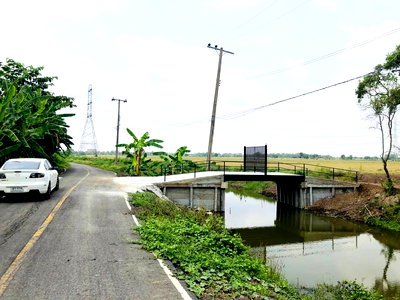 Land for sale Nong Chok : Land for sale in Nong Chok, Mit Maitri 6 Road. Beautiful plot, paved road frontage. Bridge across the canal