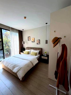 Condos for sale 700 Year Sports Arena Chiang Mai :  Fully furnished condo with pool view in a prime Nimmanhaemin location