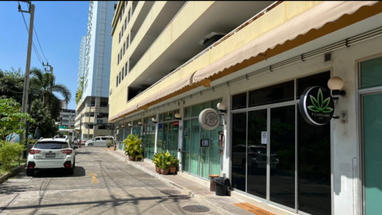 รูปภาพ Office space for rent, 35 sq m, located on the ground floor of a condo, suitable for various businesses. Located on Soi Charoen Krung 65, Sathorn
