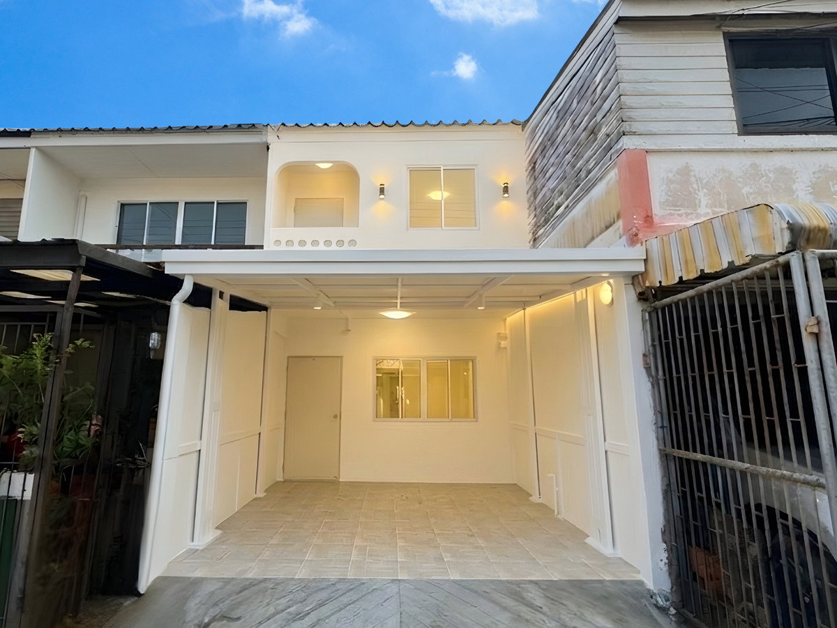 รูป S1200 🏡 ขายทาวน์เฮ้าส์ 2 ชั้น ใกล้ Fashion Island เพียง 2.19 ล้านบาท 💰 - รูปที่ 1/10