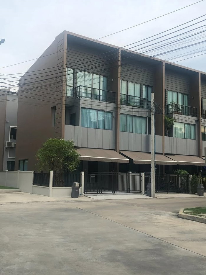รูป ให้เช่า ทาวน์โฮม 3 ชั้น 25.7 ตรว.ห้องมุม มีพื้นที่ด้านข้าง อยู่ กลางเมือง วัชรพล - รูปที่ 2/27