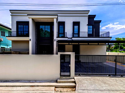 บ้านเดี่ยว ม.กรุงเทพธนบุรี : 🔥ขาย บ้านเดี่ยวสไตล์ Modern English หมู่บ้านสินพัฒนาธานี Sinpattana Thani Village  หลังสนามหลวง 2 หลังใหญ่ ✨  พื้นที่เยอะ พร้อมโซล่าเซลล์