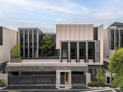 LTH11442 – Ultra Luxury Pool Villa for Sale Pattanakarn | Private Living Best Value | Near MRT Khlong Tan | 165 MB 