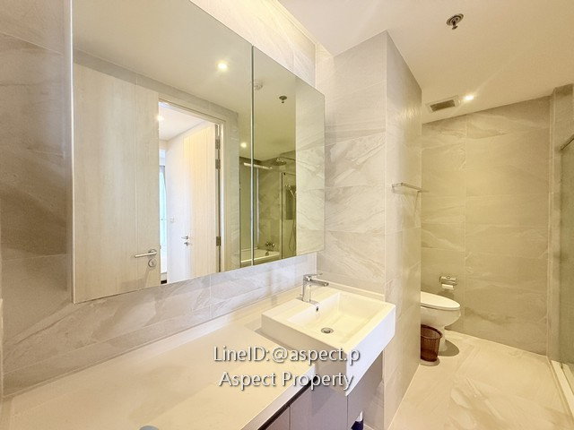 picture KEEN Centre Condo Sriracha for Ren - 8/13