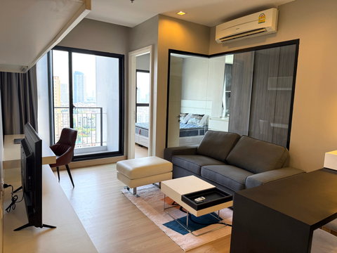 Cozy modern condominium READY TO MOVE IN!!