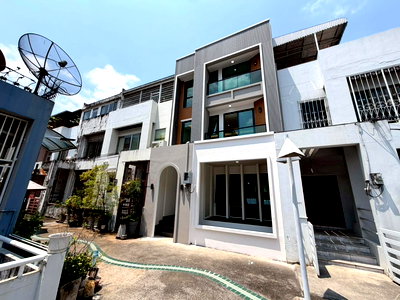 Townhouses for sale Bangkok : [For sale] 4.5-story townhome with private elevator – Sukhumvit 101, newly decorated, ready to move in, location near BTS Punnawithi.