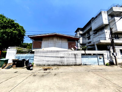 Houses for rent Big C Super Center Ekkamai : Single house for rent in Soi Pridi Banomyong 26, near the main road, Soi Pattanawet 3. Convenient transportation. Close to international schools