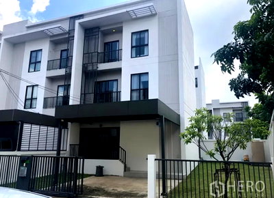 Townhouses for rent : For Rent 3 Bedroom Townhouse in Villa Albero in Thap Chang, Saphan Sung, Bangkok BRE12051
