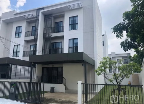 For Rent 3 Bedroom Townhouse in Villa Albero in Thap Chang, Saphan Sung, Bangkok BRE12051