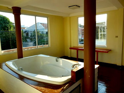 Townhouses for rent Bangkok : 🏡 TH149 | 🔥 For Rent: Massive Corner Townhouse (Detached-House Vibe) at Ratchada-Ladprao | 450 sq.m., 360° Rooftop View & Near 2 MRT Lines!