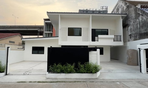 For rent: Single house in Soi Phatthanakan 12, near Thonglor only 5 minutes away