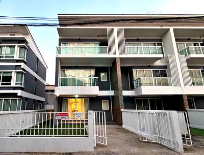 Townhouses for rent Bangkok : 📌 For Rent 3-story Townhouse MODERN LIFE ON NUT 46 3 bedroom 4 bathroom