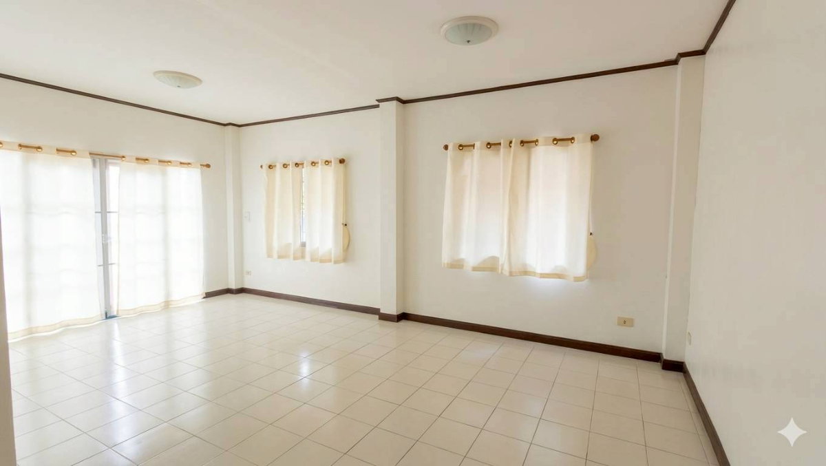 รูป ขายบ้านเดี่ยวหลังใหญ่ พื้นที่กว้าง 57.8 ตร.ว. ทำเลดีต้นโครงการ! ​หมู่บ้านปิยทรัพย์ รังสิต คลอง 10 — พร้อมเข้าอยู่ทันที ในราคาเพียง 2.xx ล้าน! - รูปที่ 2/11