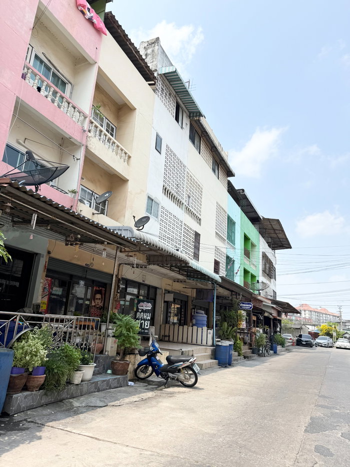 รูป ขายหอพัก ตึก 4 ชั้น 2 คูหา พุทธมณฑลสาย 5 หมู่บ้านกลาโหม ใกล้ตลาดเสรี พร้อมรายได้ทันที รีโนเวทใหม่ ติดถนนพุทธมณฑลสาย 5 ตรงข้ามตลาดเสรี  - รูปที่ 3/12
