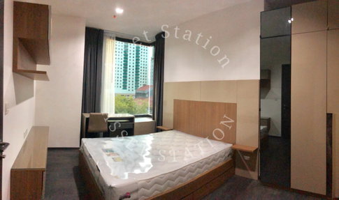 🛋️💼 Edge Sukhumvit 23 is located in the prime location of Asoke, just steps from BTS Asoke and MRT Sukhumvit 🚇🚉
