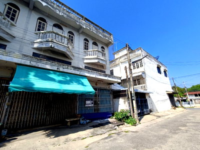 Shophouses for sale Uthai Thani : SHOP HOUSE 16 Sq.w. Thap Than Uthai Thani for 610,000