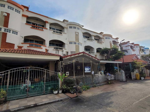 TOWN HOUSE 28.3 Sq.w. Bang Kapi Bangkok for 4.2M