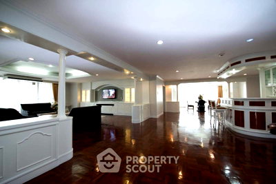 Condos for rent : 3-BR Condo at Oriental Towers Condominium near BTS Ekkamai (ID 2868483)