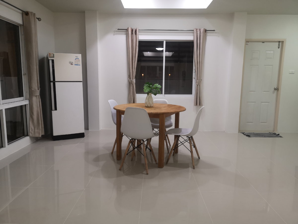 รูป บ้านให้เช่า 3 นอน 2 น้ำ 1 ที่จอด หลังม.เกษตรฯ ไทยออยล์ เครือสหพัฒน์ แหลมฉบัง ตลาดและร้านค้ารอบด้าน - รูปที่ 7/8