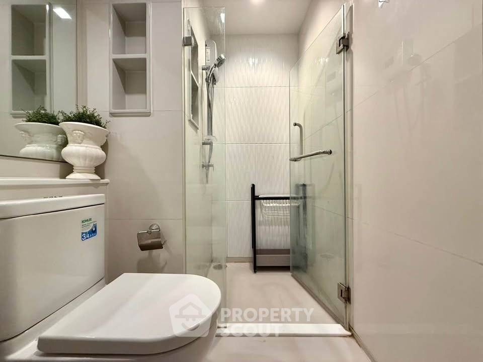 picture Studio Condo at Life Asoke - Rama 9 near MRT Phra Ram 9 (ID 2612140) - 11/16