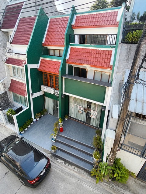 รูป ทองหล่อ5-15 BTSทองหล่อ 950ม.10 นอน ใกล้รพ.สมิติเวช สุขุมวิท 850 ม. ทาวน์เฮาส์ 3.5 ชั้น 3น้ำ กว้างขวาง 31 ตร.ว. 380 ตร.ม. พร้อมแอร์ทุกห้อง - รูปที่ 1/8