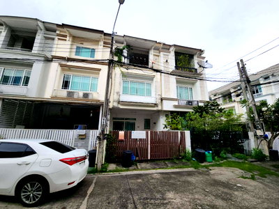 Townhouses for sale Pradist Manutham Road : TOWN HOUSE 21.6 Sq.w. Lat Phrao Bangkok for 4.3M