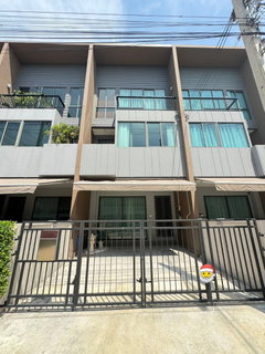 รูปภาพ 🏡✨ ทาวน์โฮมหรู 3 ชั้น บ้านกลางเมือง พระราม 9 – กรุงเทพกรีฑา 3 ห้องนอน 2 ห้องน้ำ บ้านสวย สไตล์โมเดิร์น พื้นที่กว้าง🐶🐱