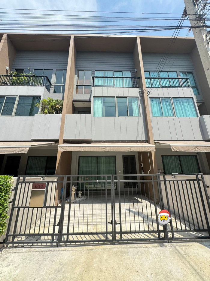 รูป 🏡✨ ทาวน์โฮมหรู 3 ชั้น บ้านกลางเมือง พระราม 9 – กรุงเทพกรีฑา 3 ห้องนอน 2 ห้องน้ำ บ้านสวย สไตล์โมเดิร์น พื้นที่กว้าง🐶🐱 - รูปที่ 1/18