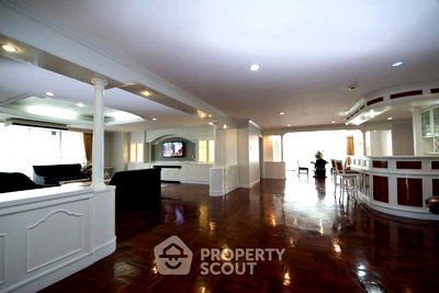 Condos for sale : 3-BR Condo at Oriental Towers Condominium near BTS Ekkamai (ID 2868483)