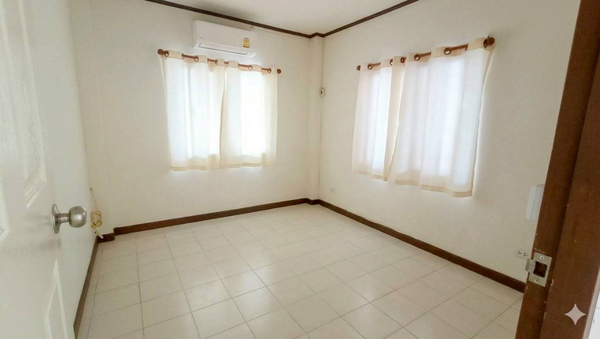 รูป ขายบ้านเดี่ยวหลังใหญ่ พื้นที่กว้าง 57.8 ตร.ว. ทำเลดีต้นโครงการ! ​หมู่บ้านปิยทรัพย์ รังสิต คลอง 10 — พร้อมเข้าอยู่ทันที ในราคาเพียง 2.xx ล้าน! - รูปที่ 10/11