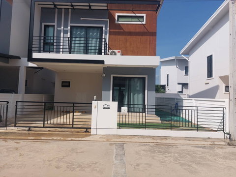 ให้เช่าบ้านแฝดใกล้นิคมWHA36ใกล้BYD ติดถนนใหญ่ หมู่บ้านPark hill 