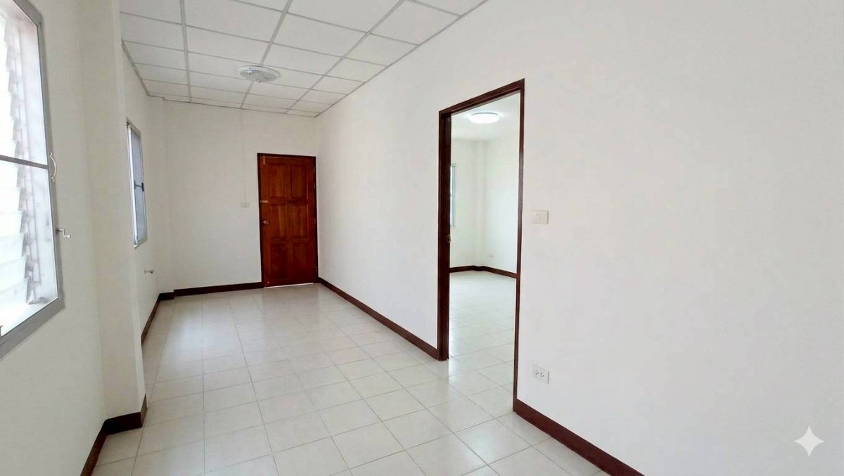 รูป ขายบ้านเดี่ยวหลังใหญ่ พื้นที่กว้าง 57.8 ตร.ว. ทำเลดีต้นโครงการ! ​หมู่บ้านปิยทรัพย์ รังสิต คลอง 10 — พร้อมเข้าอยู่ทันที ในราคาเพียง 2.xx ล้าน! - รูปที่ 4/11