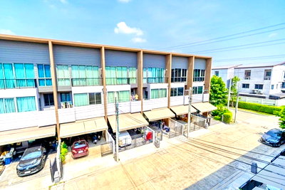 เช่าทาวน์โฮม สนามบินสุวรรณภูมิ : ใกล้ตลาดซีรอ 1.9 กม. ทาวน์โฮม 3 นอน 3 น้ำ ใกล้ ทำเลพระราม 9 กรุงเทพกรีฑา รร.วัดลาดบัวขาว 900 ม.ดีไซน์ทันสมัย 18 ตร.ว.