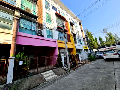 ทาวน์โฮม สนามบินสุวรรณภูมิ : ทาวน์เฮ้าส์ 23.6 ตร.วา อาร์เค ออฟฟิตพาร์ค ลาดกระบัง ลาดกระบัง กรุงเทพมหานคร 4.7M