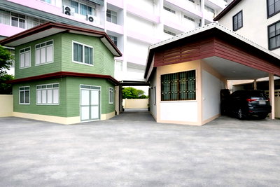 เช่าบ้านเดี่ยว เมอร์รี่คิงส์(วังบูรพา) : สี่แยกบ้านแขก MRT อิสระภาพ 11-17 บ้านเช่า 2 หลัง 7นอน 4 น้ำ 60ตรว. 240ตร.ม. สมเด็จเจ้าพระยา 200 ม. ใกล้ BIG C อิสรภาพ 199ม. BTS วงเวียนใหญ่