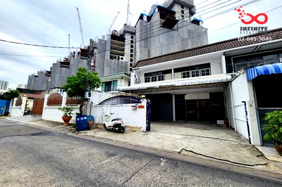 ทาวน์โฮม กรุงเทพมหานคร : ขายทาวน์เฮาส์ ถนนประชาอุทิศ ใกล้ MRT ห้วยขวาง 2 คูหา 2 ชั้น 48 ตร.ว. 