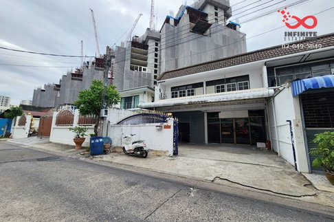 ขายทาวน์เฮาส์ ถนนประชาอุทิศ ใกล้ MRT ห้วยขวาง 2 คูหา 2 ชั้น 48 ตร.ว.