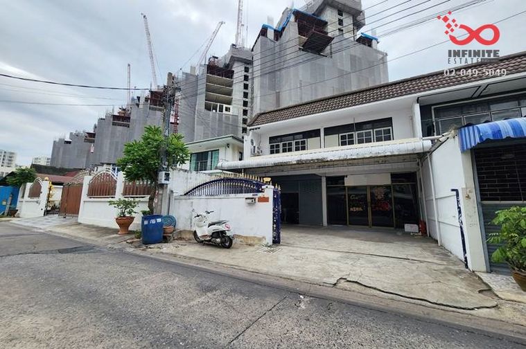 ขายทาวน์เฮาส์ ถนนประชาอุทิศ ใกล้ MRT ห้วยขวาง 2 คูหา 2 ชั้น 48 ตร.ว. 